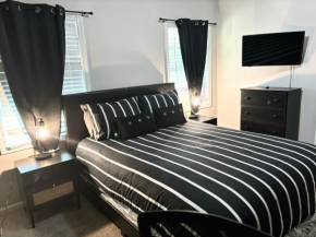 Queen Suite - Hot Tub - Home Theater - WiFi